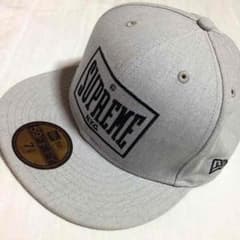 ニューエラ×supremeのキャップのサムネイル