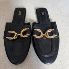 ZARA ブラック ゴールドビット ミュール サンダルのサムネイル