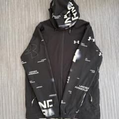 UNDER ARMOUR ウィンドブレーカー ブラック 総柄 MDのサムネイル