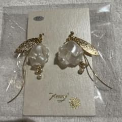 花モチーフ ホワイトパールピアスのサムネイル