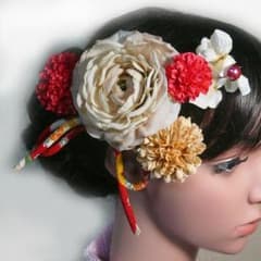 髪飾り 成人式 卒業式 結婚式 花 金鳳花と菊 ベージュ赤 和柄紐付 振袖 着物のサムネイル