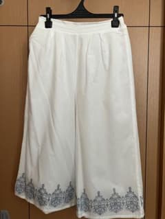 earth music&ecology 刺繍入りホワイトガウチョパンツ