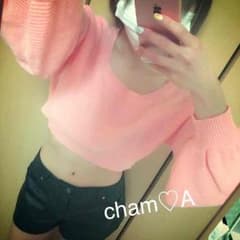 ヘソ出しニット×レザーショートパンツのサムネイル