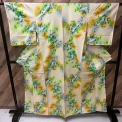 フリージアです。 正絹小紋＊ クリーム色と緑色の小紋着物＊花柄 159 小紋 着物 花柄 クリーム色 袷 正絹 - メルカリ
