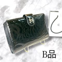 Chanel ブラック 二つ折り財布 フラワーエンボス カメリア エナメル黒B