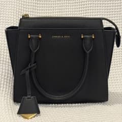 【美品】CHARLES & KEITH ダブルハンドルトラペーズトートバッグのサムネイル