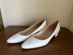 MANOLO BLAHNIK ホワイトパンプスのサムネイル
