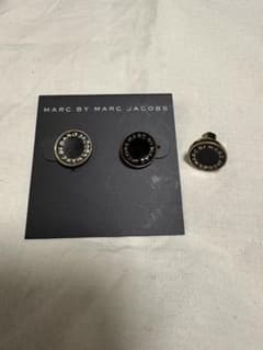 Marc by Marc Jacobs ロゴ ディスク ピアス 3つセット - メルカリ