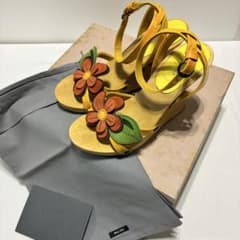 MIUMIU フラワーモチーフ サンダル　箱つき35サイズ miu miu ミュウミュウ ウッドソール サンダル 花モチーフ - メルカリ