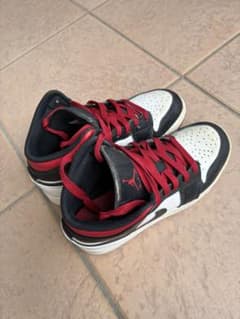 NIKE AIR JORDAN 1 MID スニーカーのサムネイル
