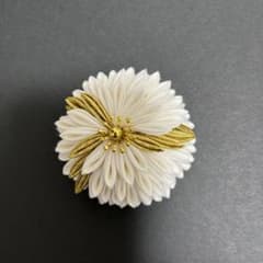 髪飾り つまみ細工 白 ゴールドのサムネイル