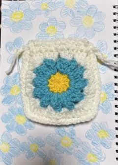 ハンドメイド かぎ針編み フラワーモチーフ 巾着ポーチのサムネイル