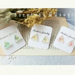 サービス品！カスミソウ入り△ピアスのサムネイル