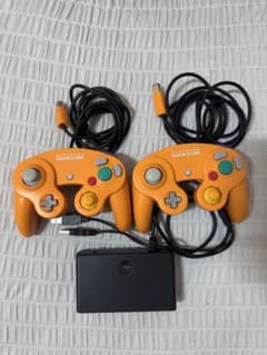 ゲームキューブコントローラー2台、接続タップのサムネイル