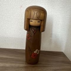 伝統的な花柄の木製こけし人形 - メルカリ