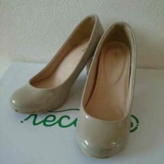 ベージュカラーの21.5cmのパンプスのサムネイル