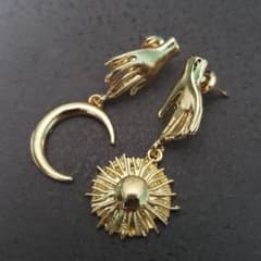 月　太陽　モチーフ　ピアス　レトロ　魔法　個性的　アンティークのサムネイル