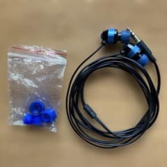 青い有線イヤホン 交換用イヤーチップ付きのサムネイル