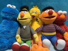 カウズ　セサミストリート　コラボ　ユニクロのサムネイル