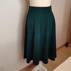 シルエットがきれいな膝丈フレアスカートのサムネイル