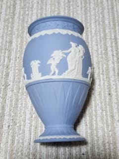 WEDGWOOD 陶器製 浮彫り花瓶 - メルカリ