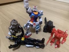 フィギュア(ガンダム、ゴジラ、バルタン星人など)のサムネイル