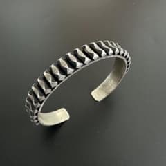 Navajo Leander Tahe カットワーク バングル　9mm幅 Navajo Leander Tahe カットワーク バングル 9mm幅 - メルカリ