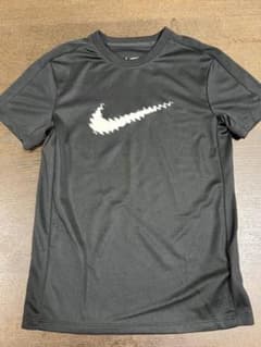 NIKE 黒Tシャツ　　130センチのサムネイル