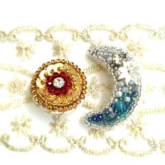 ビーズ刺繍　満月と三日月のブローチセット　ハンドメイドのサムネイル