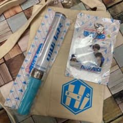 HiHi Jetsペンライトとアクリルキーホルダーとサコッシュの3点セットのサムネイル