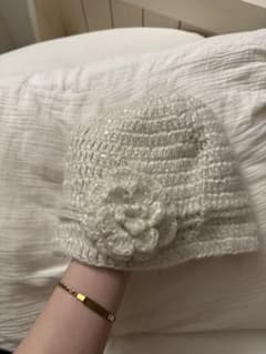 ホワイト ニット帽 花モチーフ付きのサムネイル