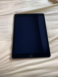 I pad Air2 wifiモデル　16GB スペースグレイ　付属品なし。のサムネイル