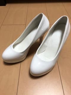 白 エナメルパンプス ブライダル 結婚式 披露宴 ウェディングのサムネイル