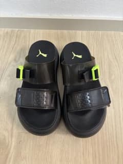PUMA 厚底サンダル ブラック ネオンイエローのサムネイル