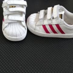 adidasスニーカーのサムネイル