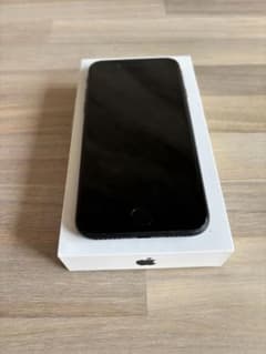 iPhone SE 第2世代 (SE2) ブラック 64GB 電池容量90%のサムネイル