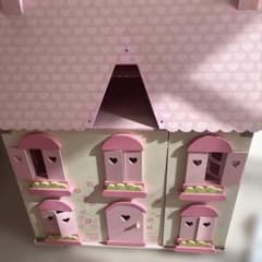 木製ドールハウス ハート型窓付き