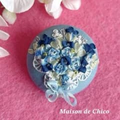 ブルーローズ リボン刺繍ブローチ ハンドメイド くるみボタン - メルカリ