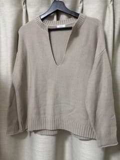LOWRYS FARM ベージュ Vネックニットのサムネイル