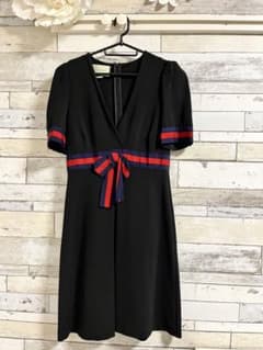 美品☆GUCCI　2019　膝丈ワンピース　シェリーライン　黒　赤　リボン　Mのサムネイル