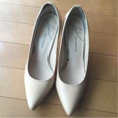【再値下げしました】エナメル ベージュ パンプス 未使用のサムネイル