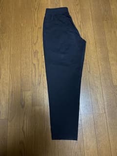 Sora様専用　ユニクロテーパードパンツ　ブラックのサムネイル