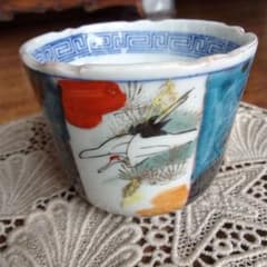 多色使い鶴と花のモチーフの蕎麦猪口のサムネイル