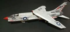 1/48 F-8J Crusader 艦上戦闘機 プラモデル 完成品のサムネイル