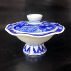 Imari ware by an artist A very cute wavy pottery piece with a lid, an antique, a dessert plate?