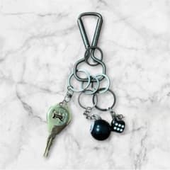 HUFカラビナ GT-R キー付き　サイコロ　8ボール付きハフカラビナ限定品のサムネイル