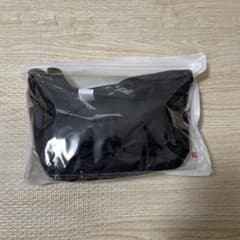 ユニクロ　マルチポケットミニバック　ノベルティ　ブラック　非売品のサムネイル