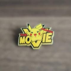 ポケモンセンター1999クッキングクラブ　ピンズ　バッジ　ピカチュウ　チコリータ ポケモン ピカチュウ THE MOVIE ピンバッジ 1999 - メルカリ