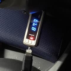 FMトランスミッター 車に付けて音楽楽しめるのサムネイル