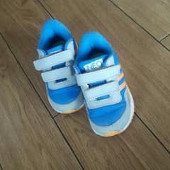 adidasのサムネイル